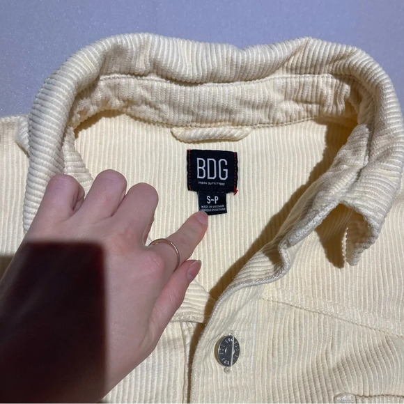 BDG Women's Pale Yellow Corduroy Cropped Boxy Oversized Baggy Jacket Sz Small - Picture 6 of 10